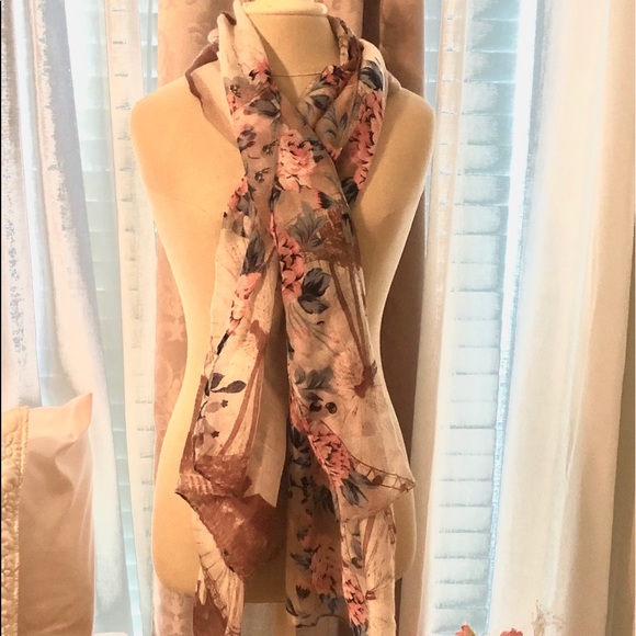 Accessories - 🔥 5 FOR $20 🔥 Tan floral scarf.